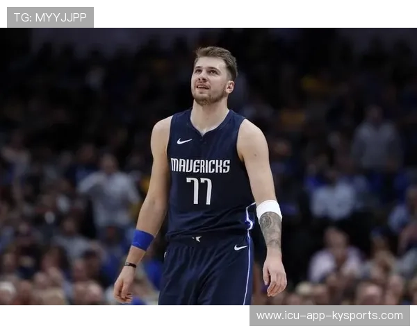 东契奇突破底线上篮得手，独行侠再添关键球