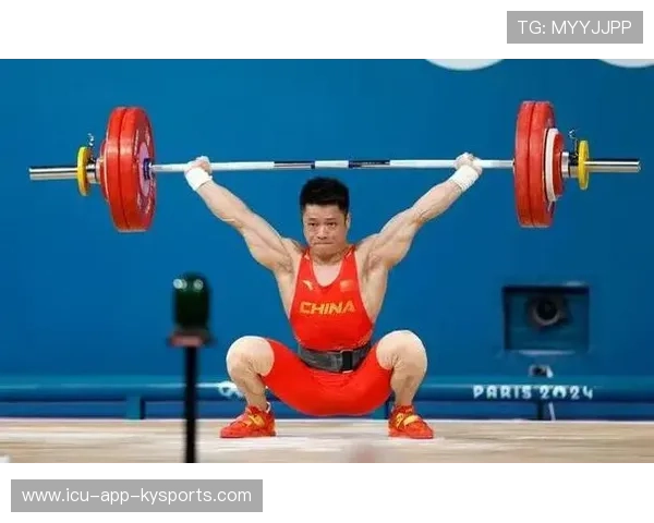 比利时举重选手在比赛中展现出顽强拼搏精神，比利时举重队