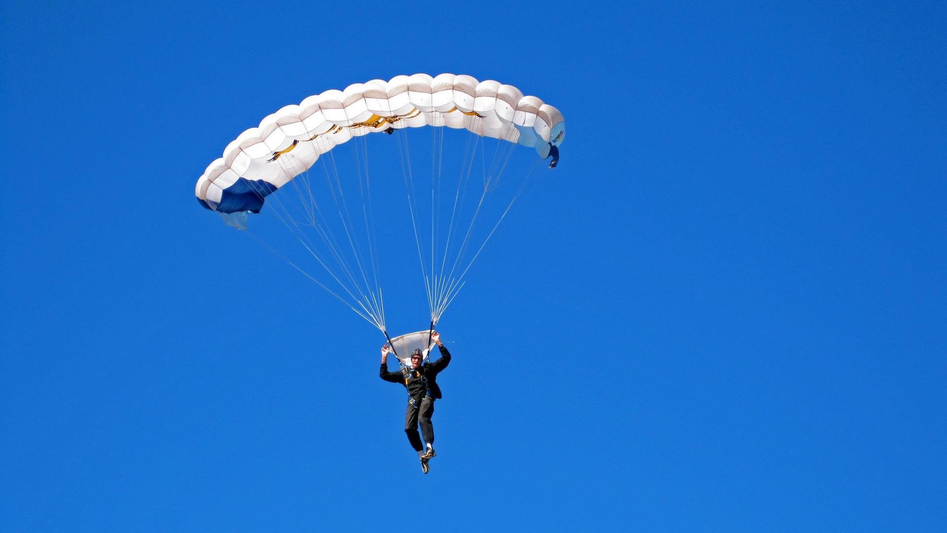 开云体育链接-美队仰泳表现稳定 稳居前三，美队on your left